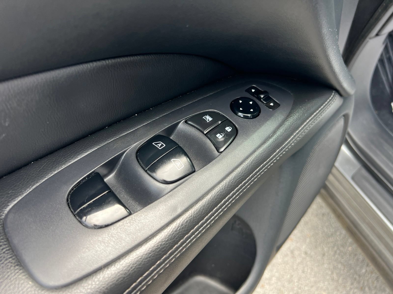 Used 2020 Nissan Pathfinder SV FWD image 24