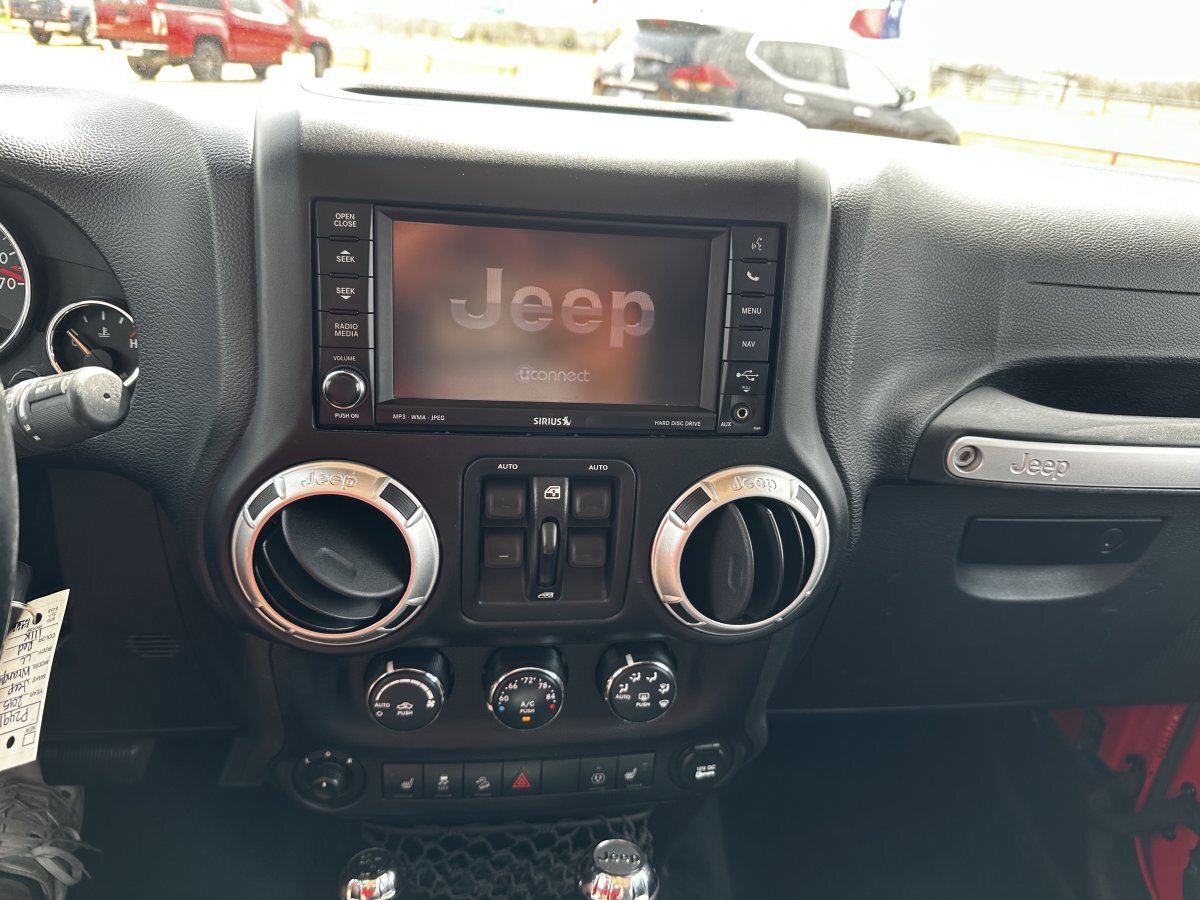 Used 2015 Jeep Wrangler Unlimited Rubicon AWD/4WD image 26
