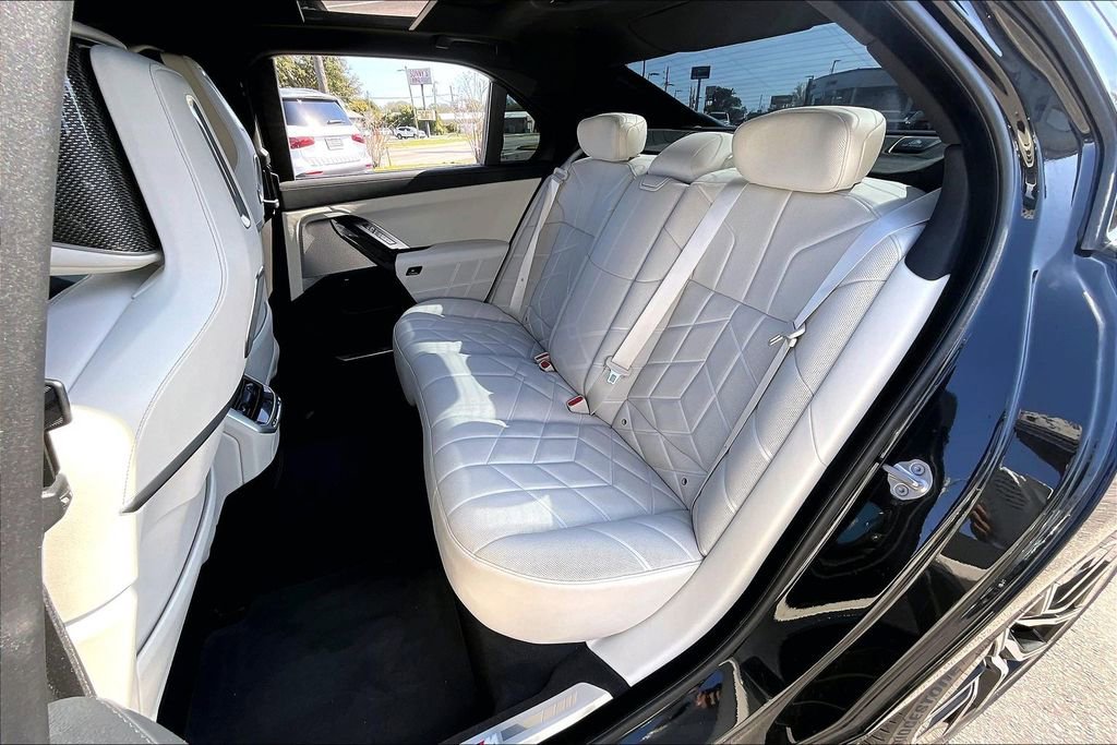 Used 2023 BMW 740i image 19