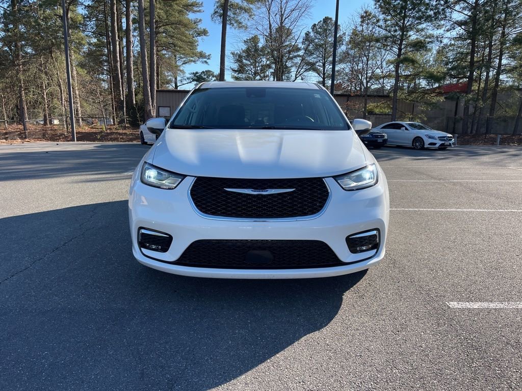 Used 2023 Chrysler Pacifica Touring-L image 3