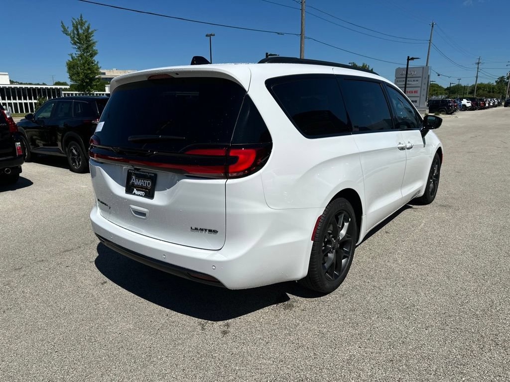 New 2027 Chrysler Pacifica Limited FWD image 7