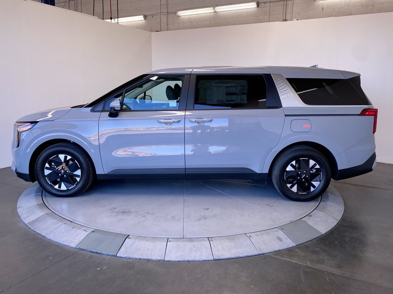 New 2027 Kia Carnival LXS FWD image 2