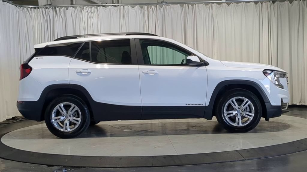 Used 2023 GMC Terrain SLE w/ Driver Convenience Package FWD image 11