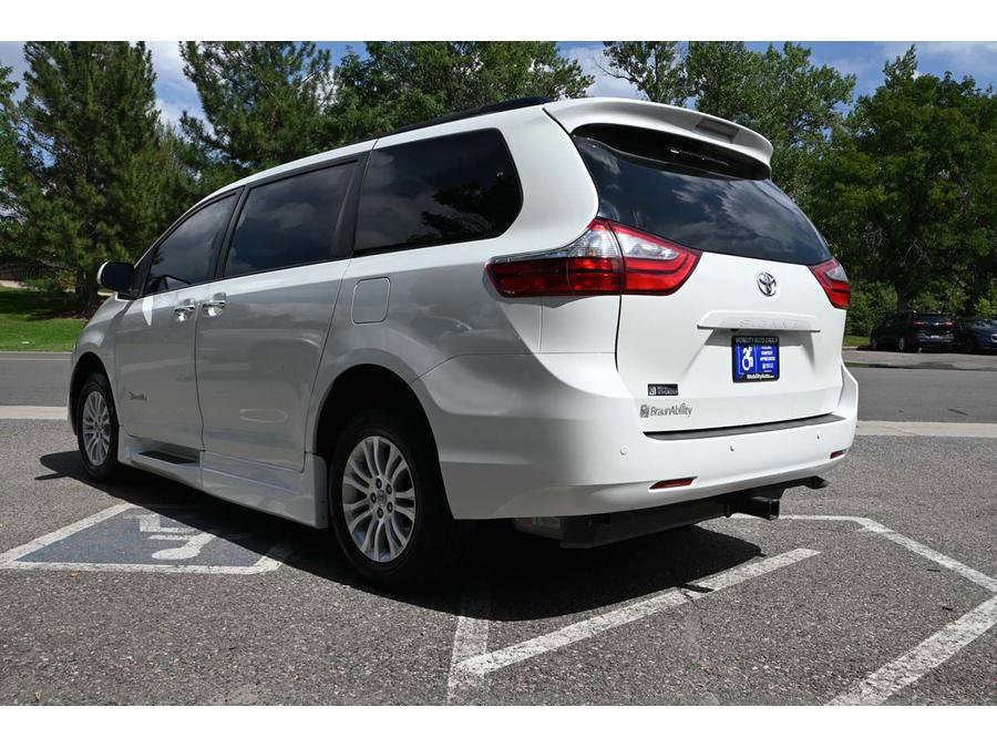 Used 2017 Toyota Sienna XLE Premium image 8