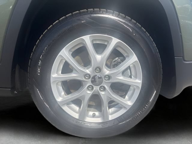 Used 2018 Jeep Cherokee Latitude Plus w/ Comfort/Convenience Group AWD/4WD image 31