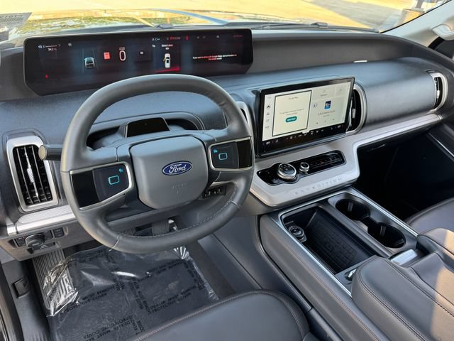 Used 2025 Ford Expedition Active AWD/4WD image 3