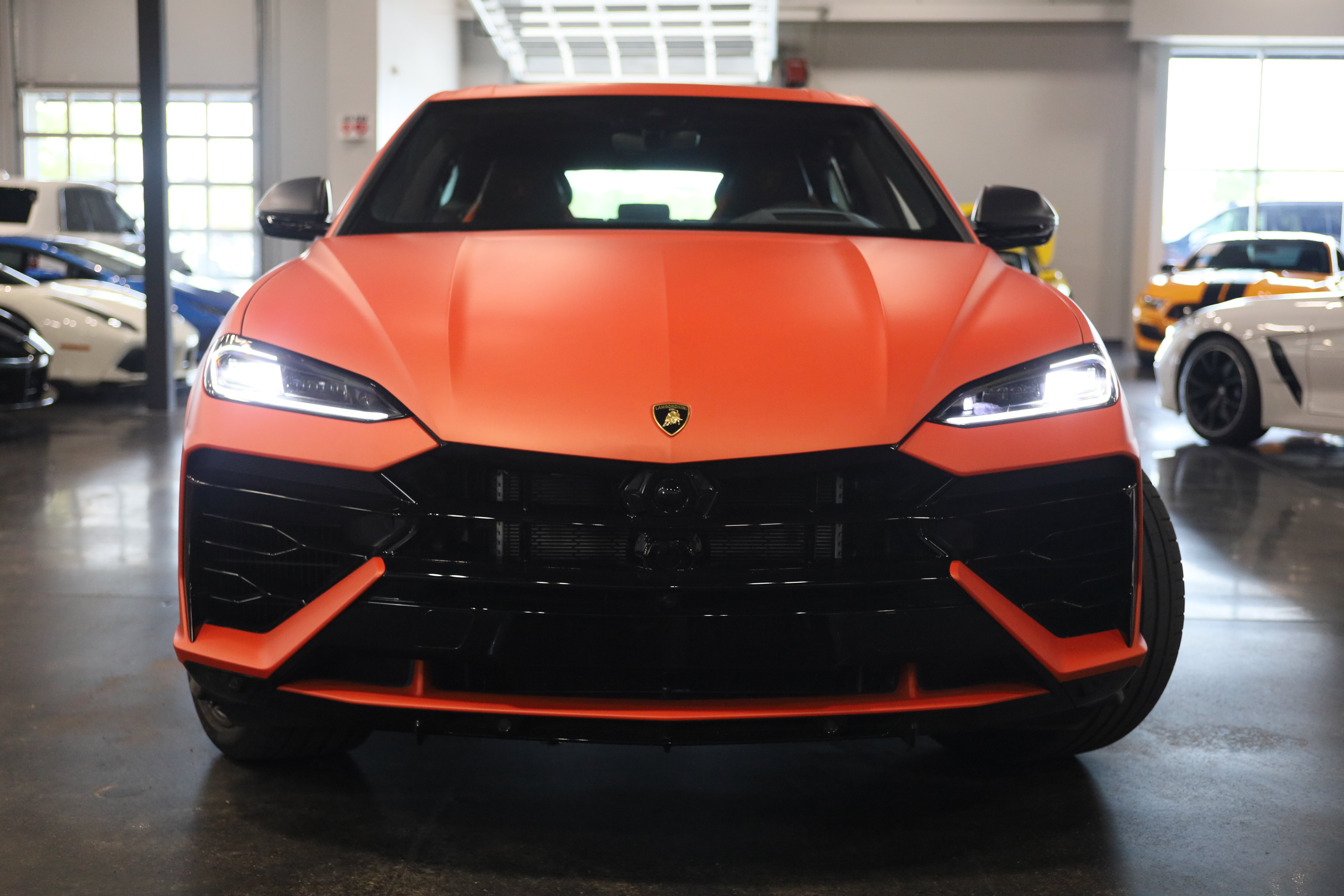 Used 2025 Lamborghini Urus SE AWD/4WD image 2