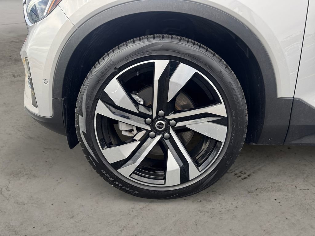 Certified 2025 Volvo XC40 B5 Plus image 9