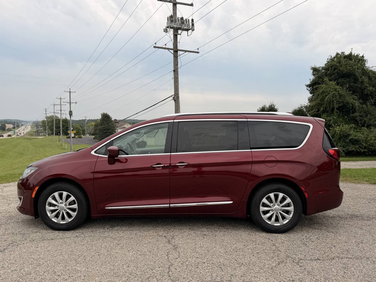 Used 2018 Chrysler Pacifica Touring-L FWD image 2