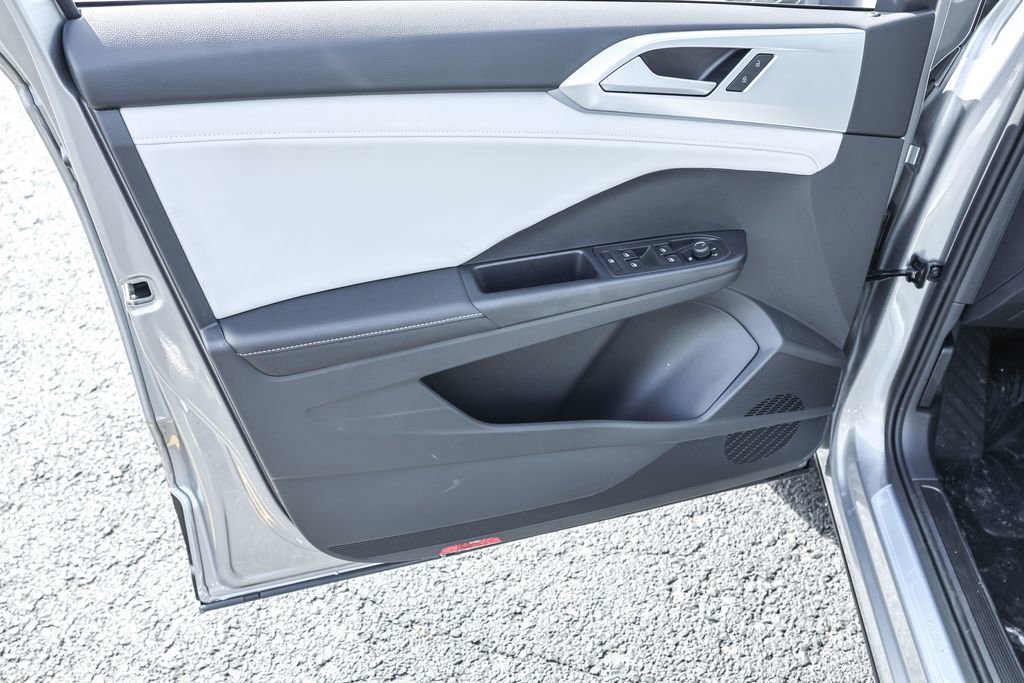 New 2025 Volkswagen Taos SE image 32