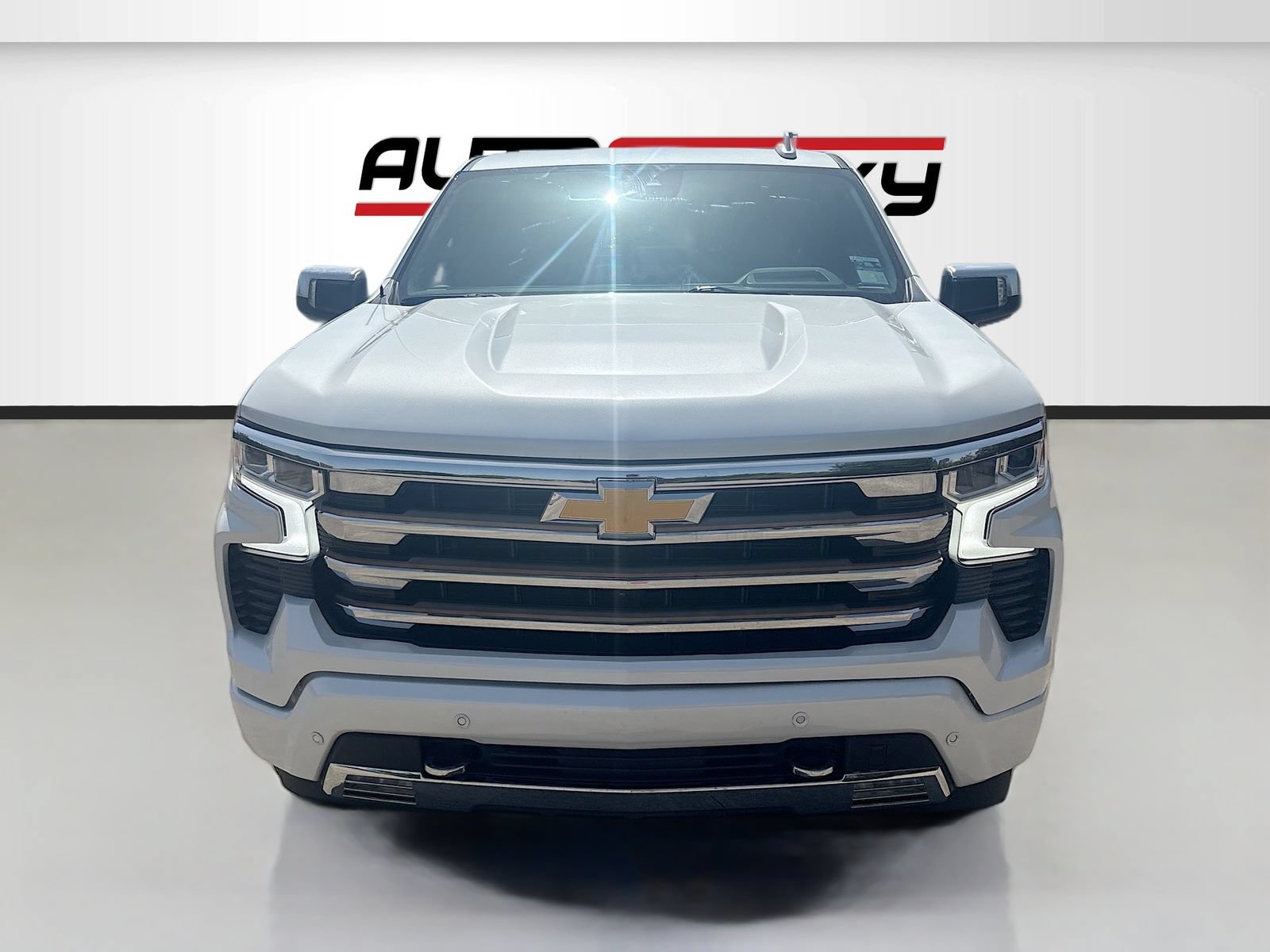 Used 2024 Chevrolet Silverado 1500 High Country w/ Technology Package AWD/4WD image 2