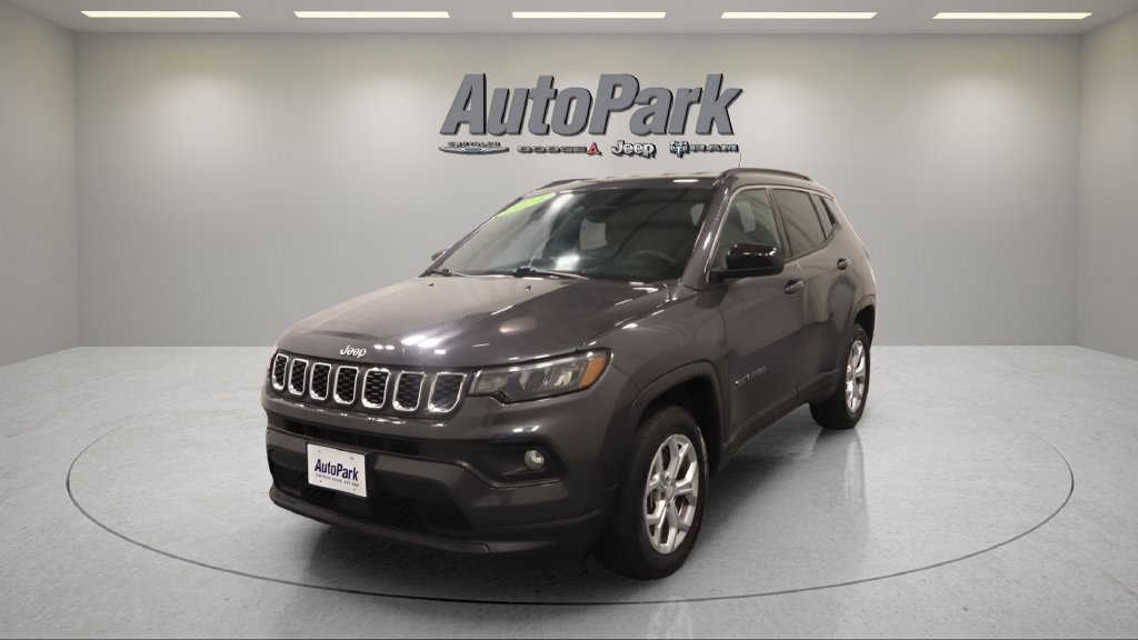 Used 2024 Jeep Compass Latitude AWD/4WD image 3