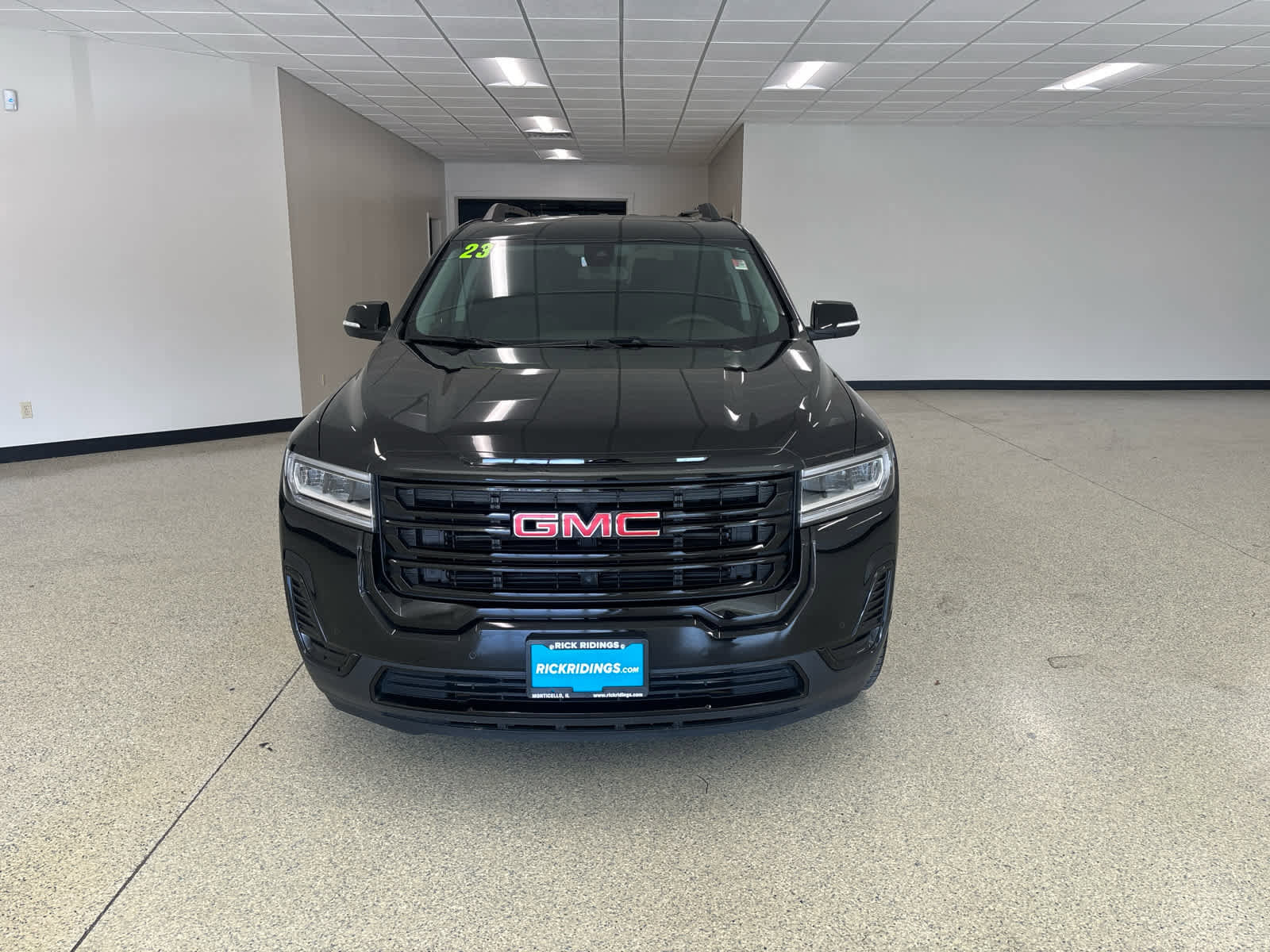 Used 2023 GMC Acadia SLE w/ Driver Convenience Package image 3