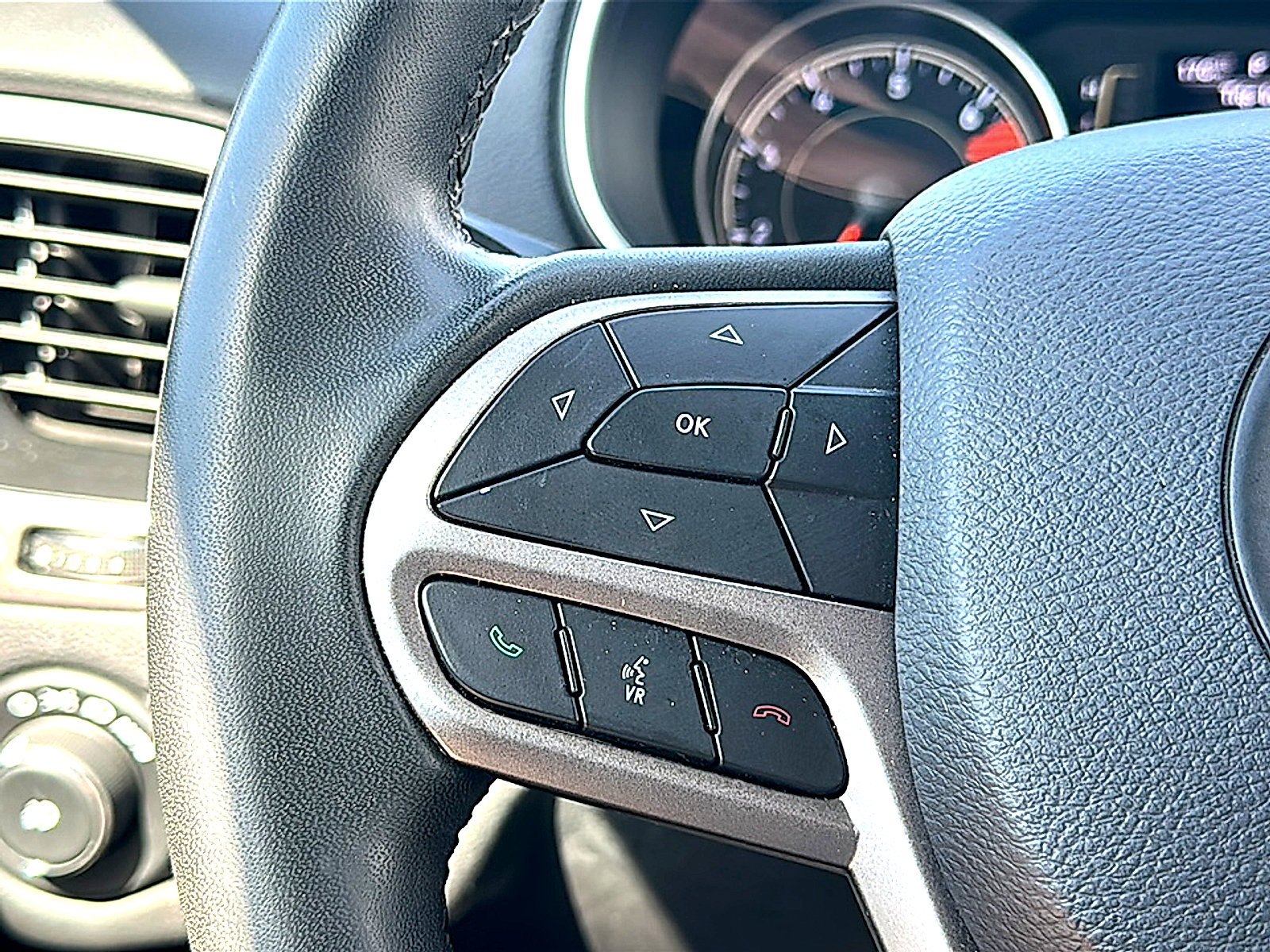 Used 2020 Jeep Cherokee Latitude Plus FWD image 29