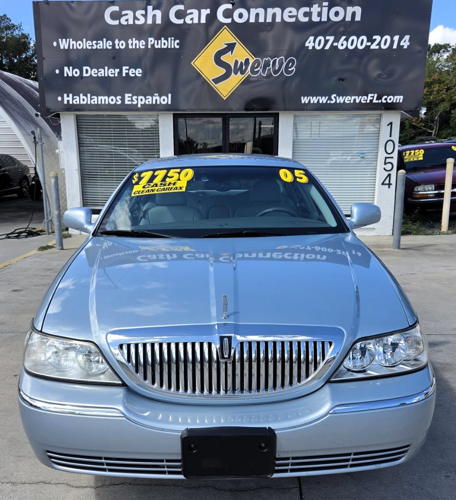 Used 2005 Lincoln Town Car Signature RWD image 3