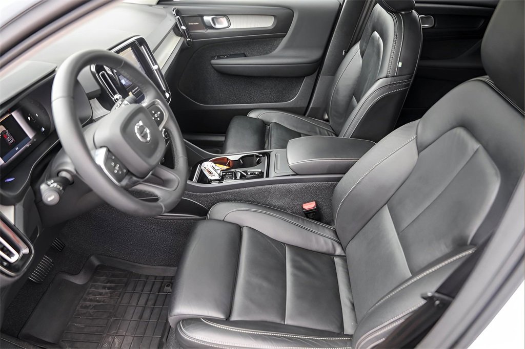 Used 2024 Volvo XC40 B5 Ultimate w/ Protection Package Premier image 10