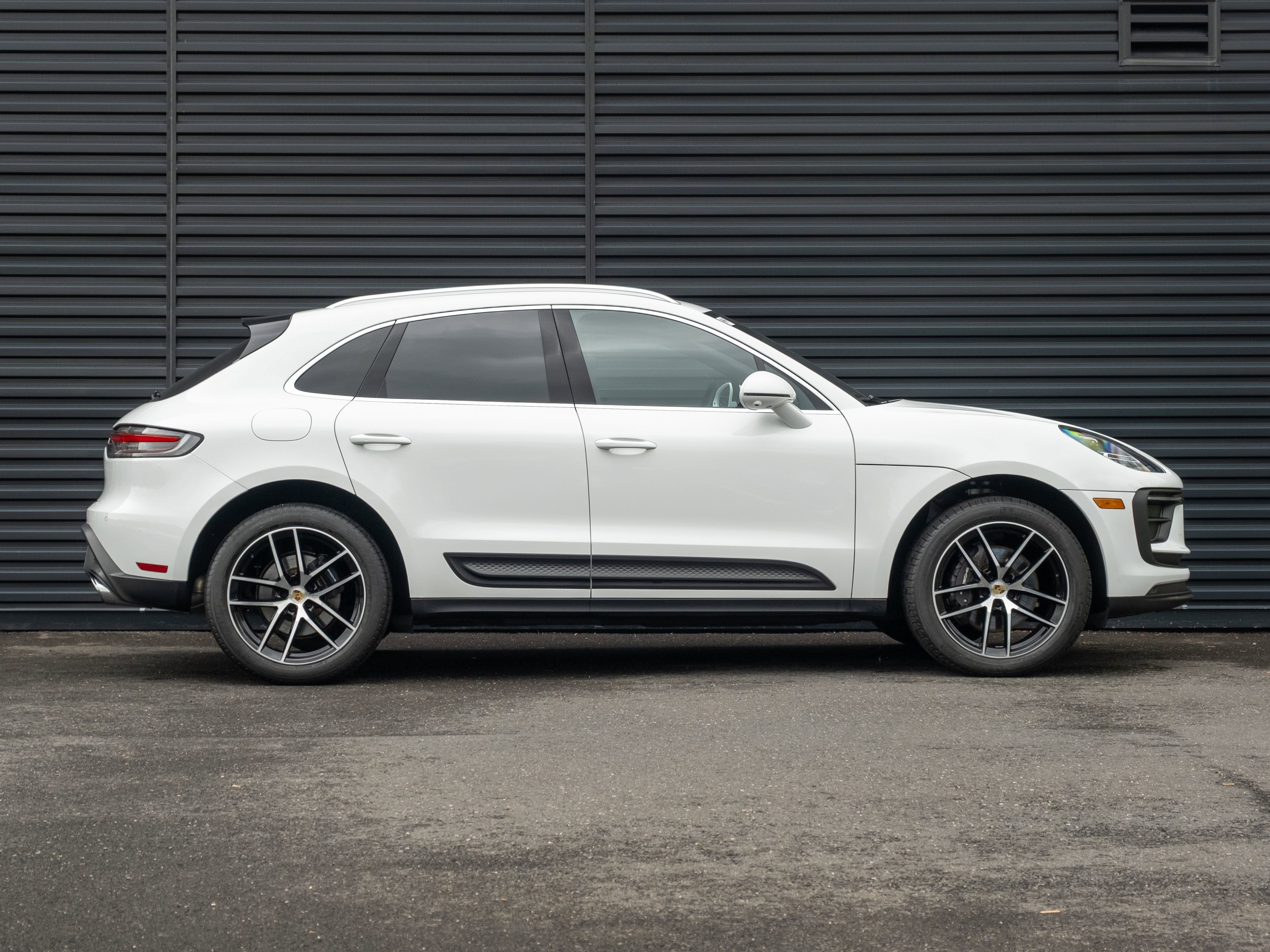 Certified 2023 Porsche Macan AWD/4WD image 9