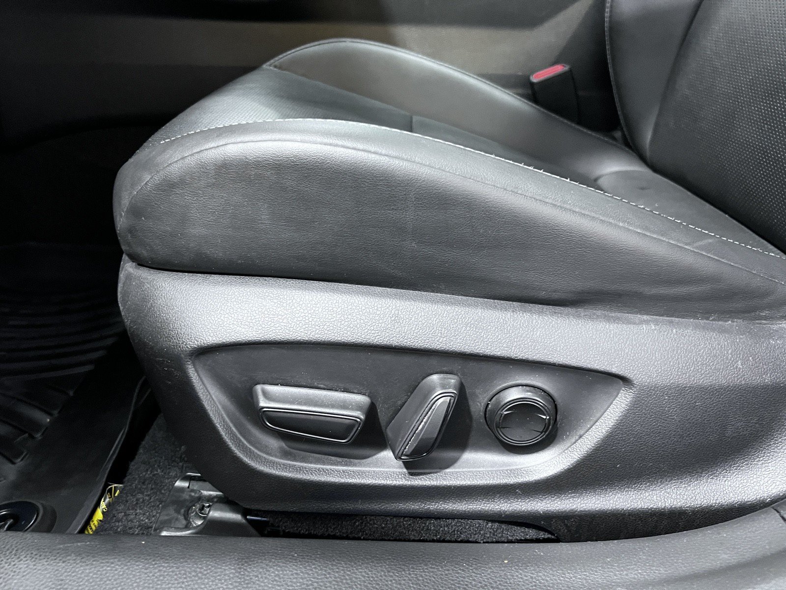 Used 2024 Toyota Prius XLE FWD image 23