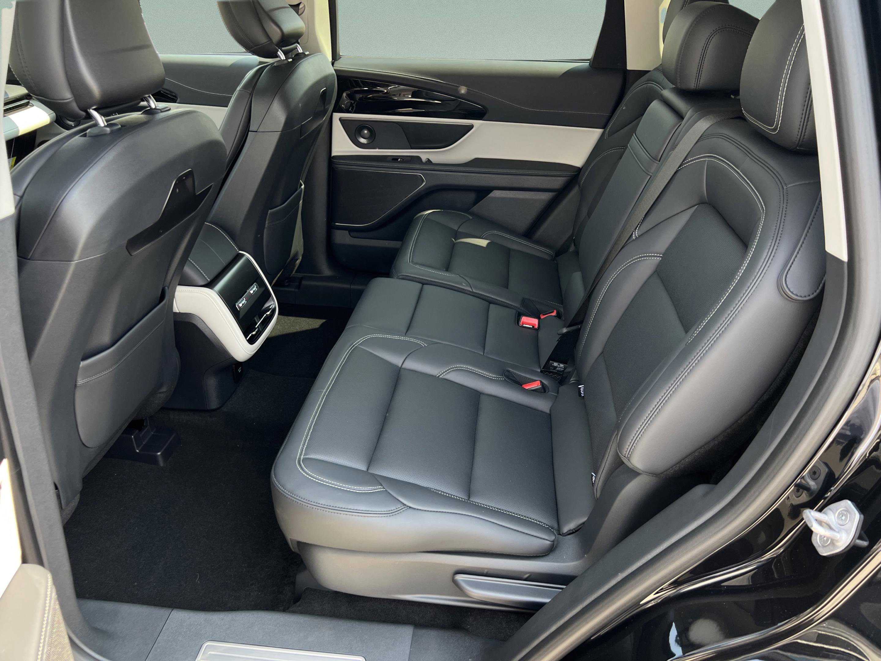 New 2025 Lincoln Nautilus Premier w/ Equipment Group 102A image 27