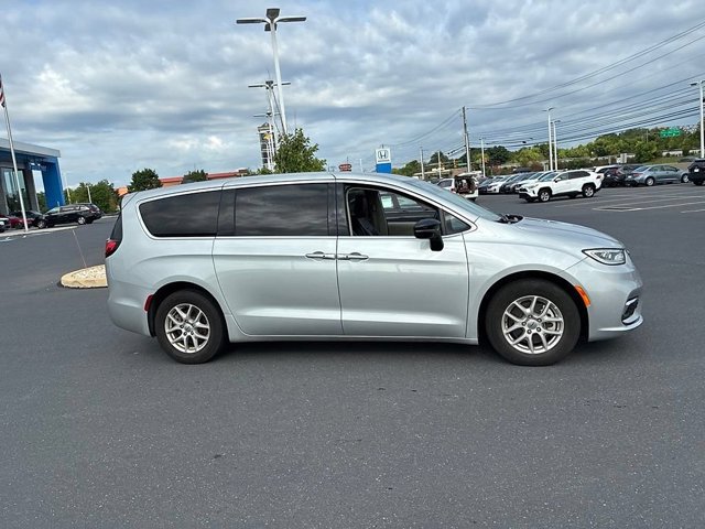 Used 2024 Chrysler Pacifica Touring-L FWD image 5