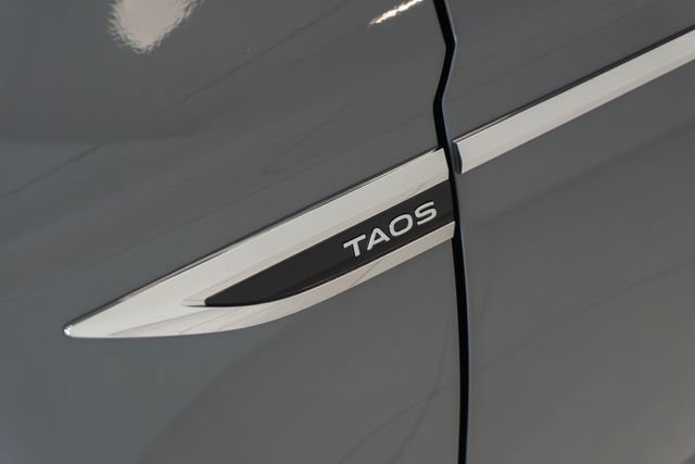 Used 2023 Volkswagen Taos SE w/ Panoramic Sunroof Package FWD image 3