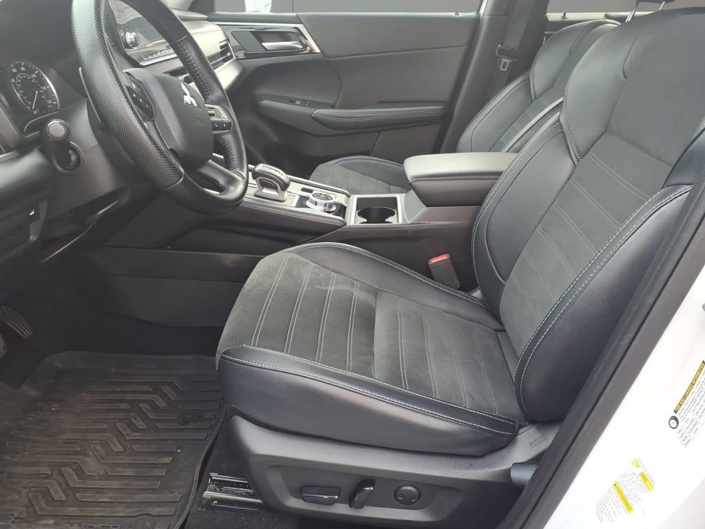 Used 2024 Mitsubishi Outlander SE Black Edition image 13