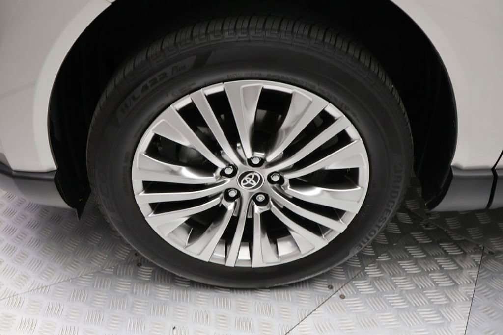 Certified 2024 Toyota Venza Limited image 4