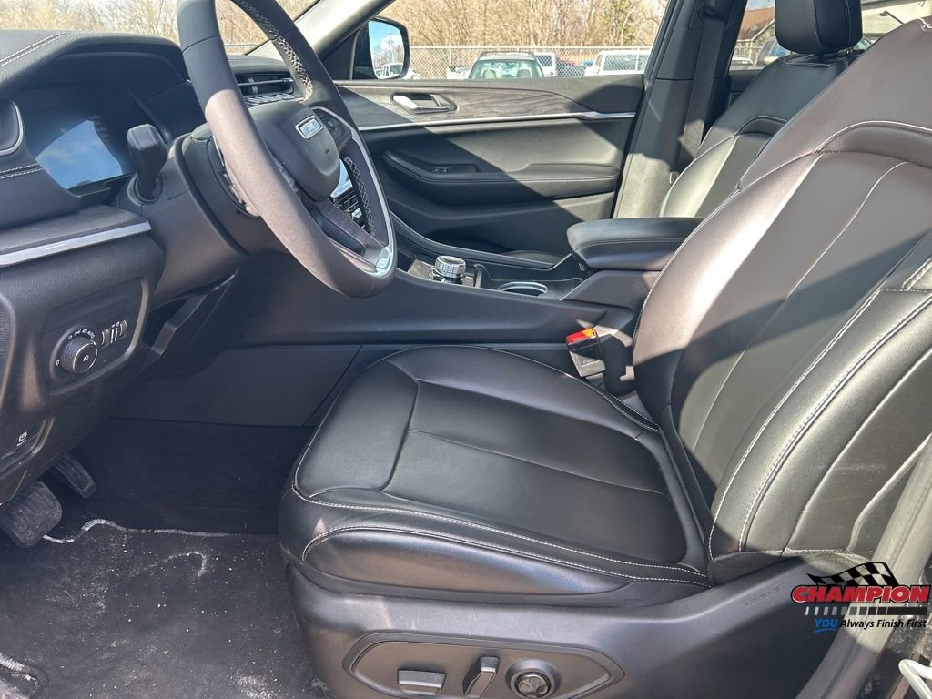 Used 2025 Jeep Grand Cherokee Limited w/ Black Appearance Package image 13