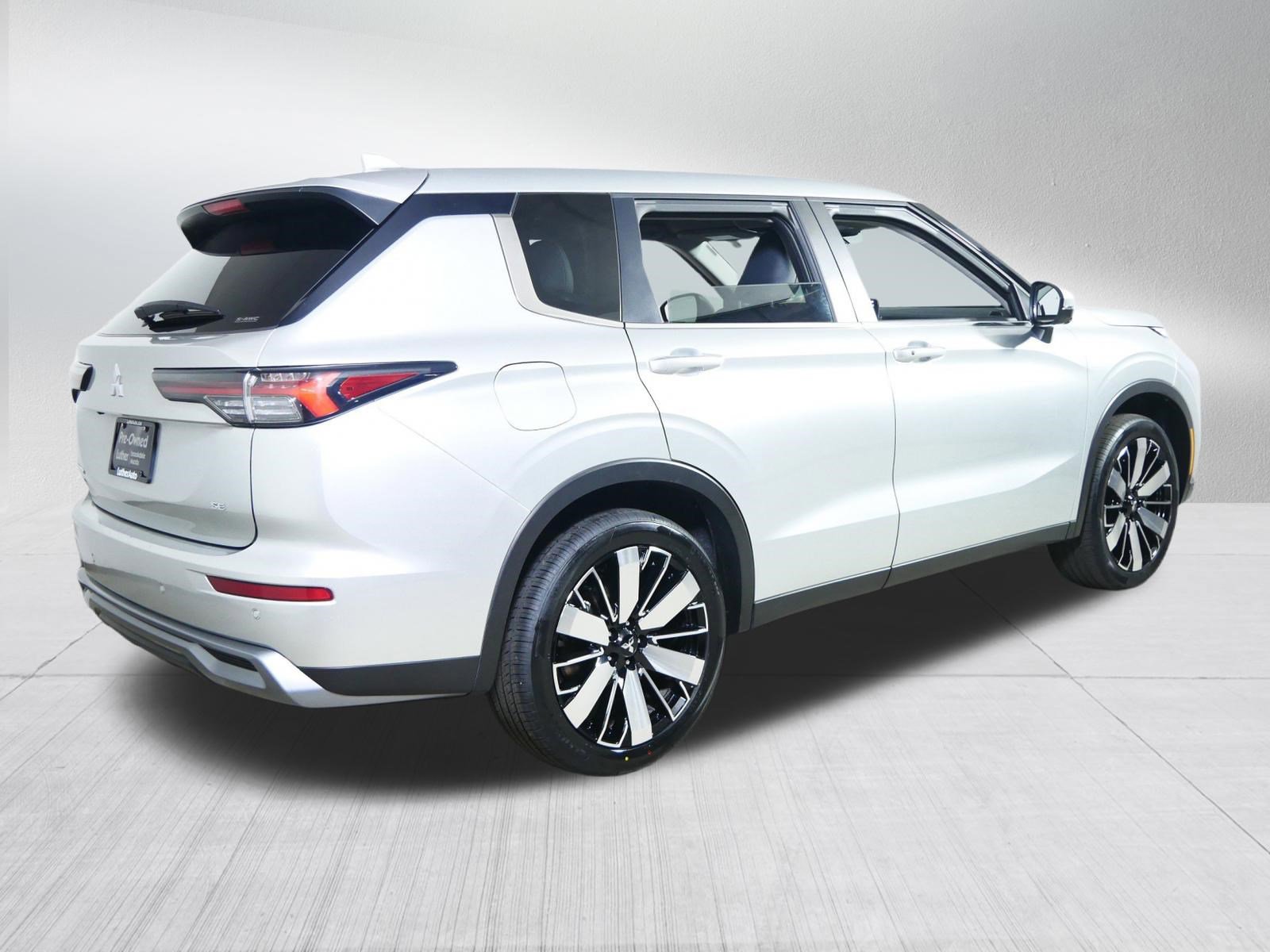 Used 2025 Mitsubishi Outlander SE image 7