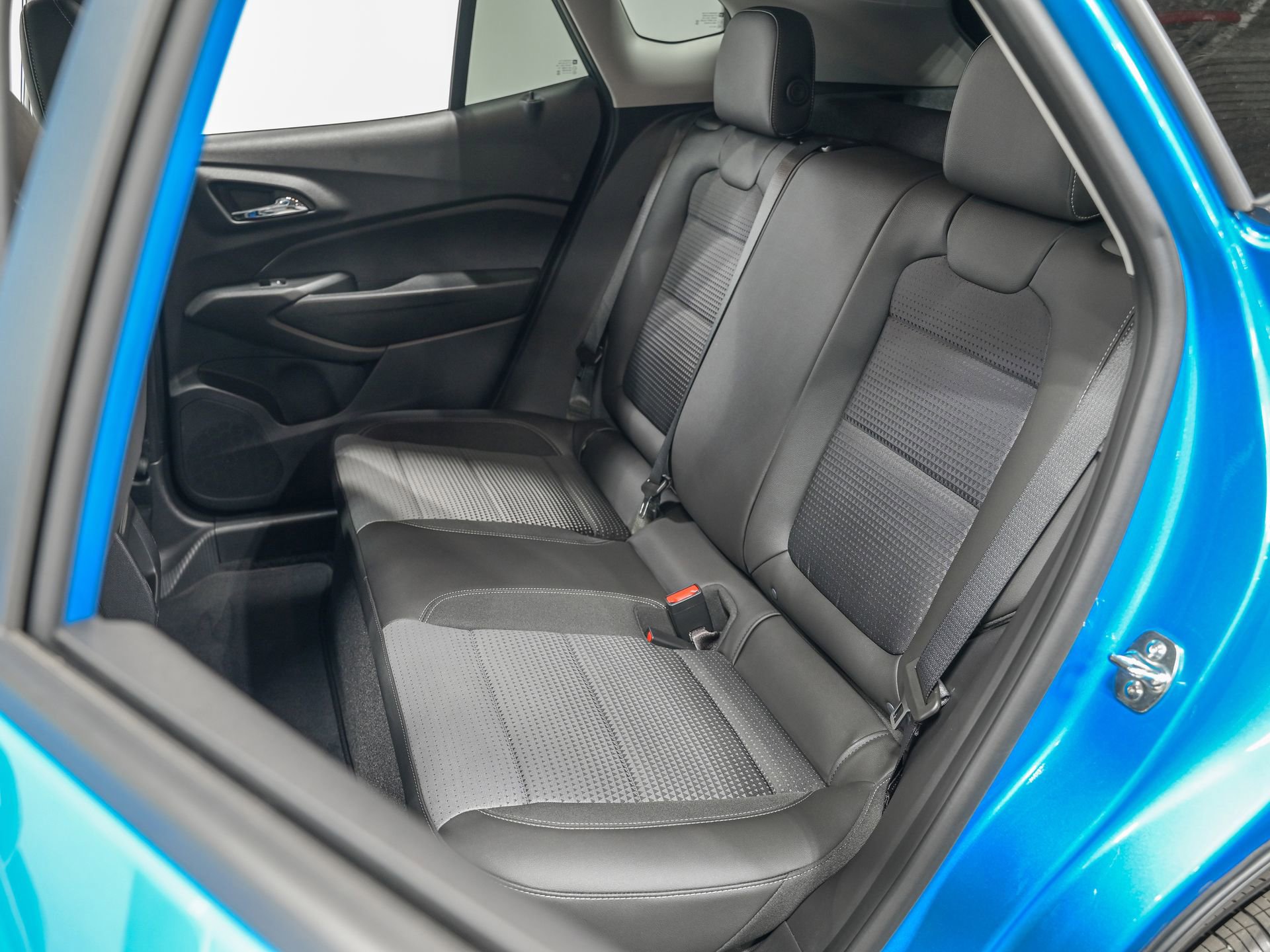 Used 2025 Chevrolet Trax LT w/ LT Convenience Package image 27