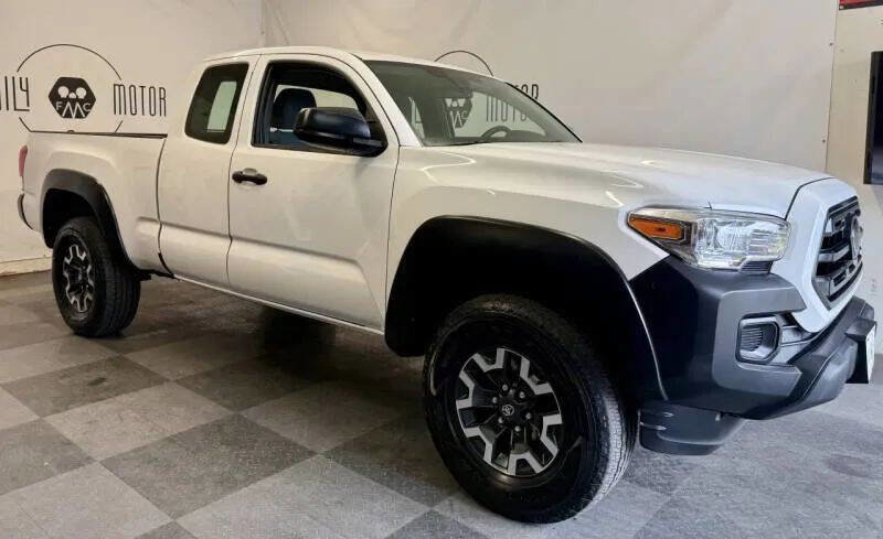 Used 2018 Toyota Tacoma SR image 1