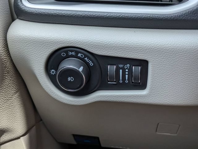 Used 2023 Chrysler Pacifica Touring-L FWD image 27