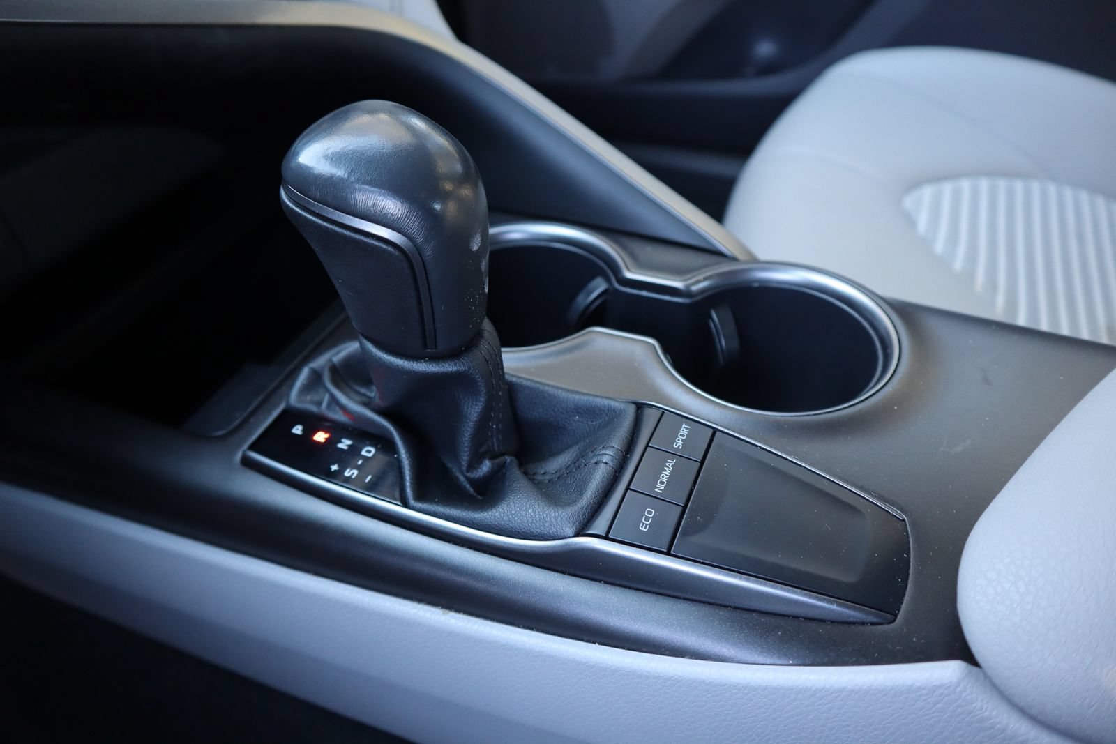 Used 2024 Toyota Camry SE FWD image 25