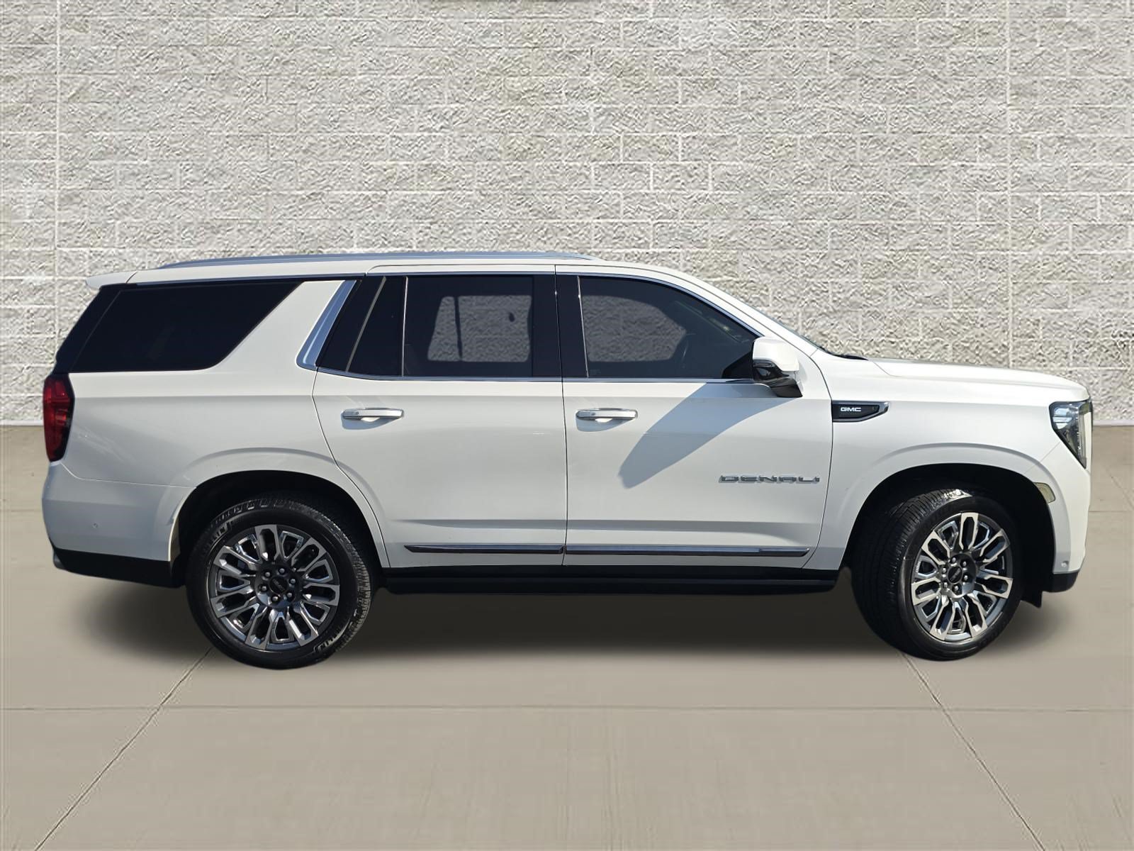 Used 2023 GMC Yukon Denali Ultimate AWD/4WD image 8