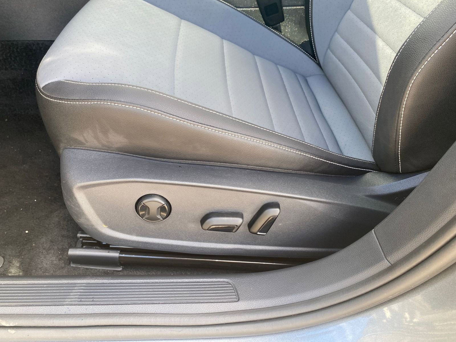 Used 2025 Volkswagen Jetta SE image 23