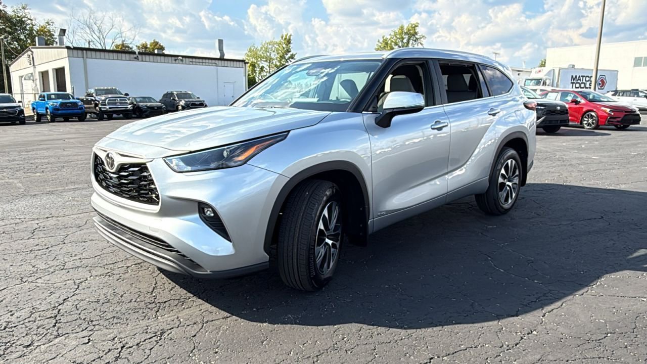 New 2025 Toyota Highlander XLE image 3