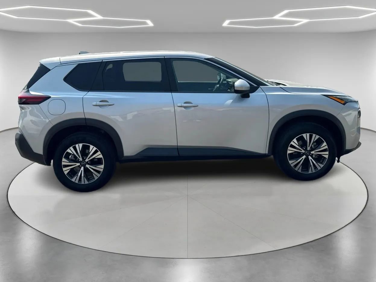 Used 2023 Nissan Rogue SV image 4