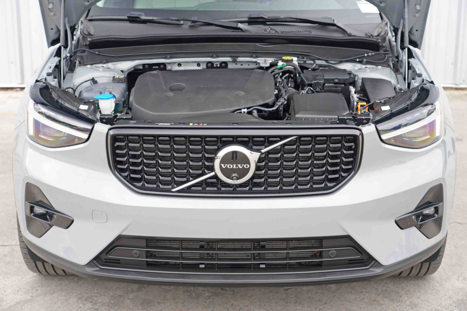 Used 2024 Volvo XC40 B5 Ultimate w/ Protection Package Premier image 8