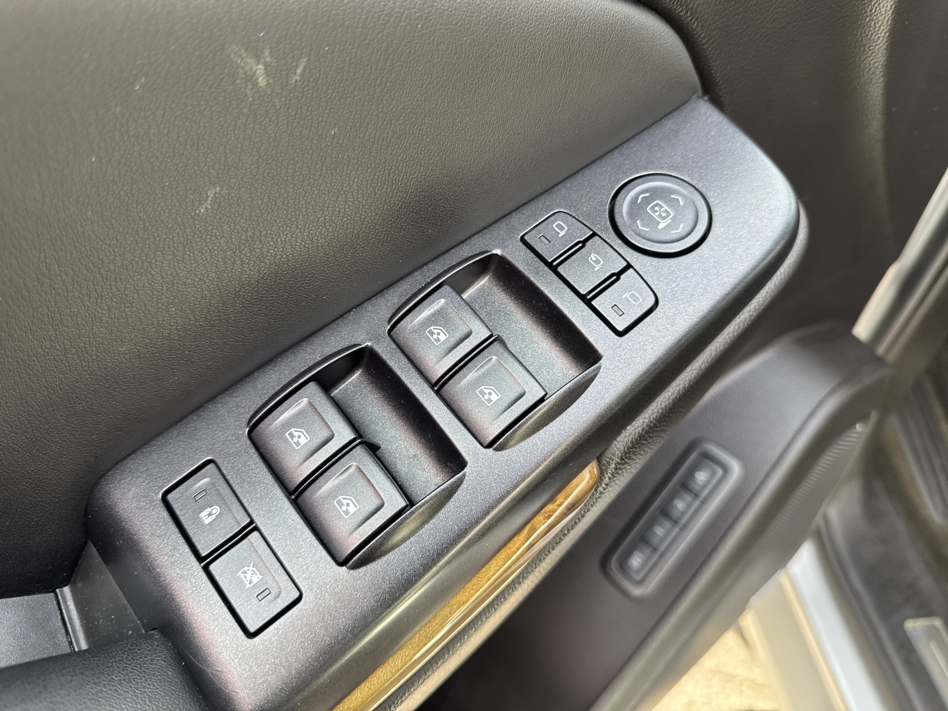 Used 2016 GMC Yukon XL Denali w/ Open Road Package AWD/4WD image 14