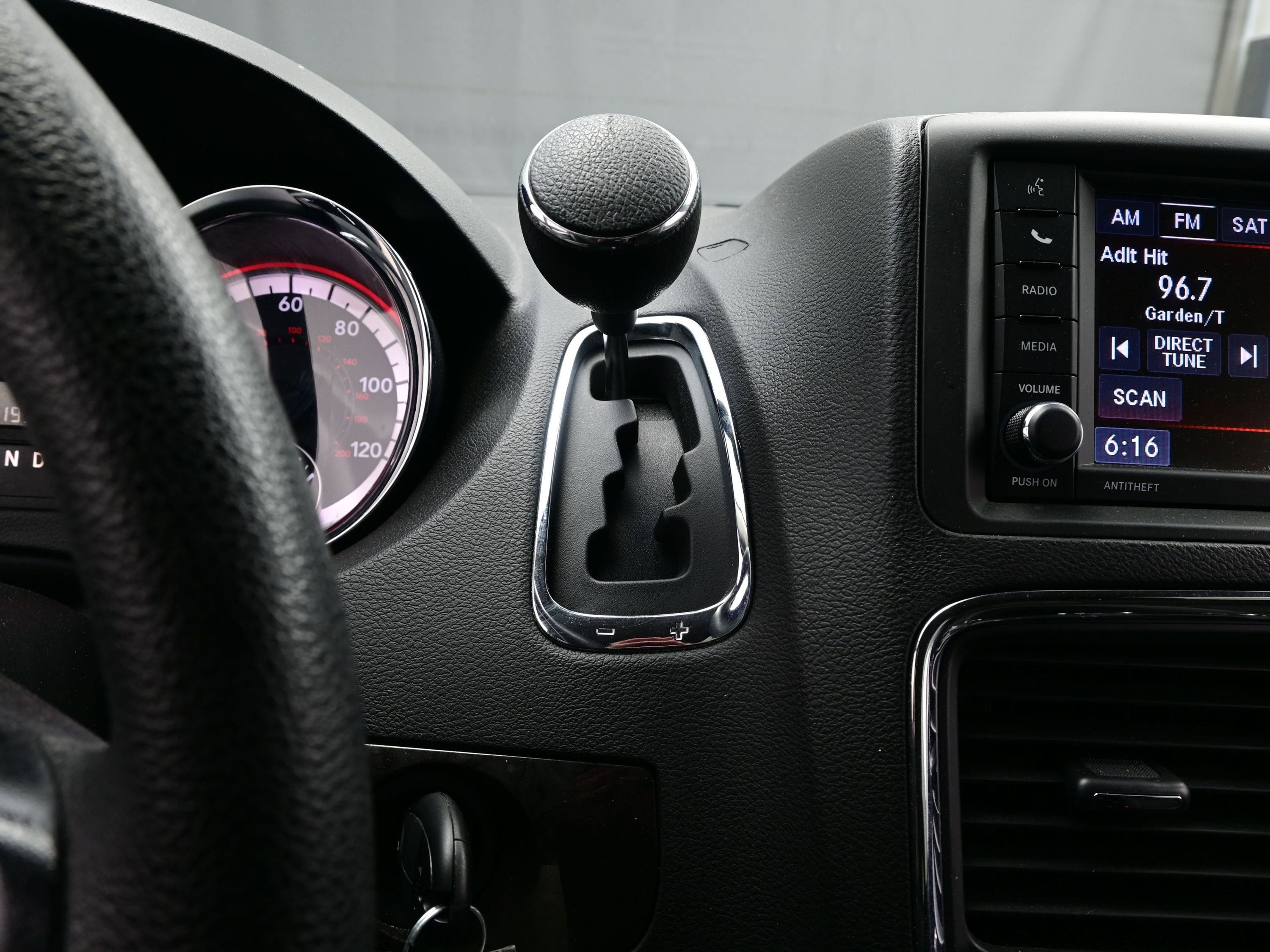 Used 2018 Dodge Grand Caravan SE w/ UConnect Hands-Free Group image 21