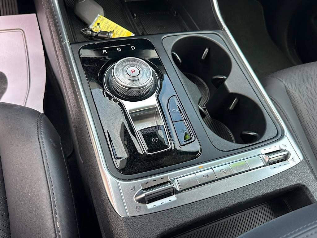 Used 2025 Kia Carnival SX w/ SX Dark Edition Package FWD image 25