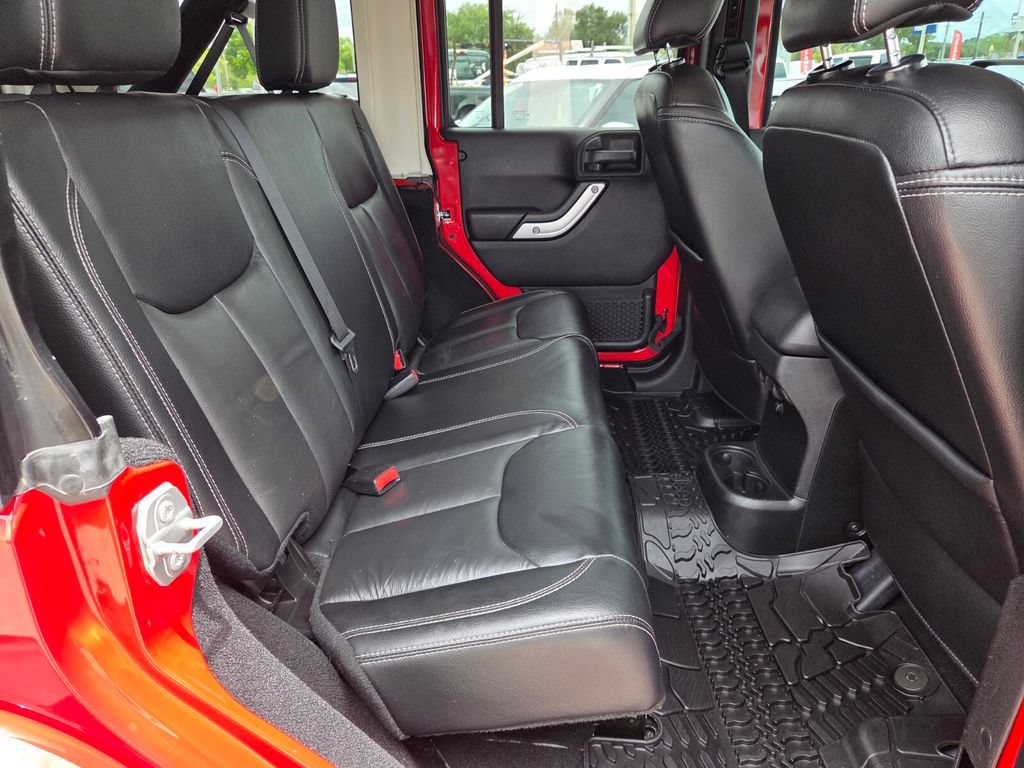 Used 2018 Jeep Wrangler Unlimited Sahara w/ Connectivity Group AWD/4WD image 15