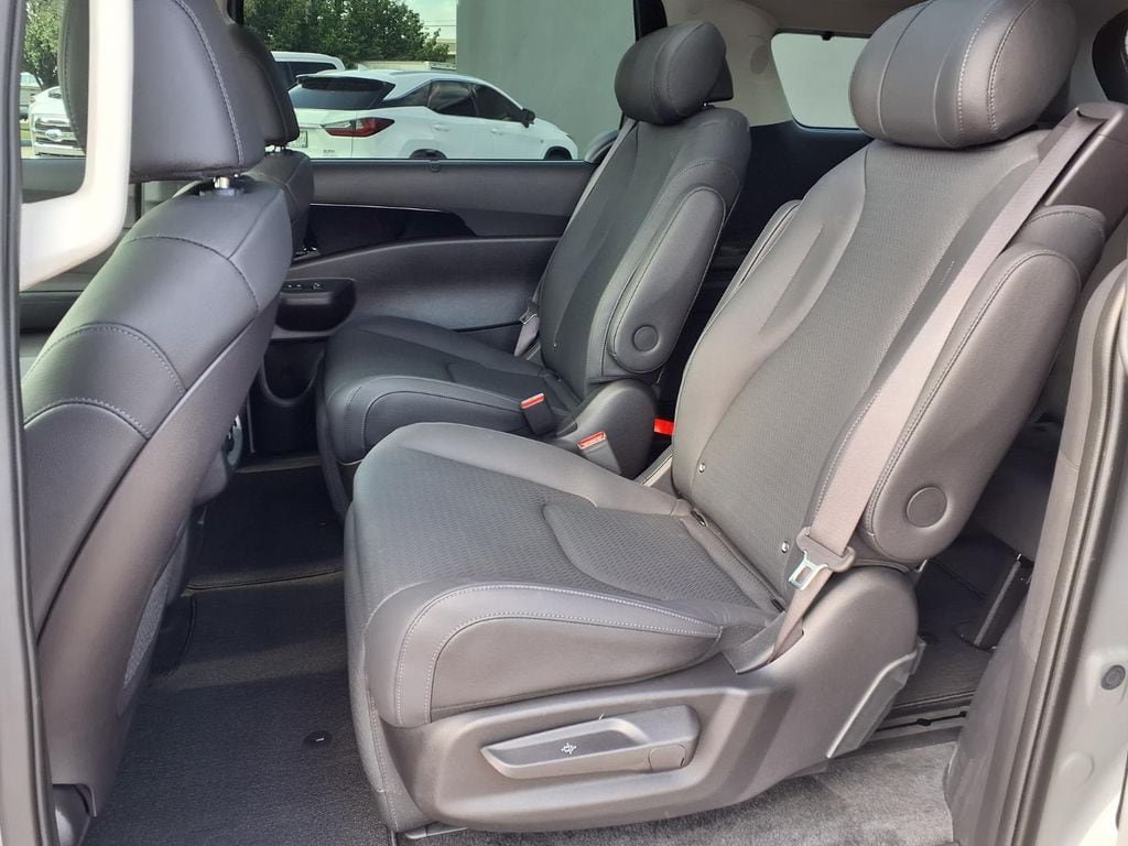 Certified 2026 Kia Carnival SX Prestige FWD image 12