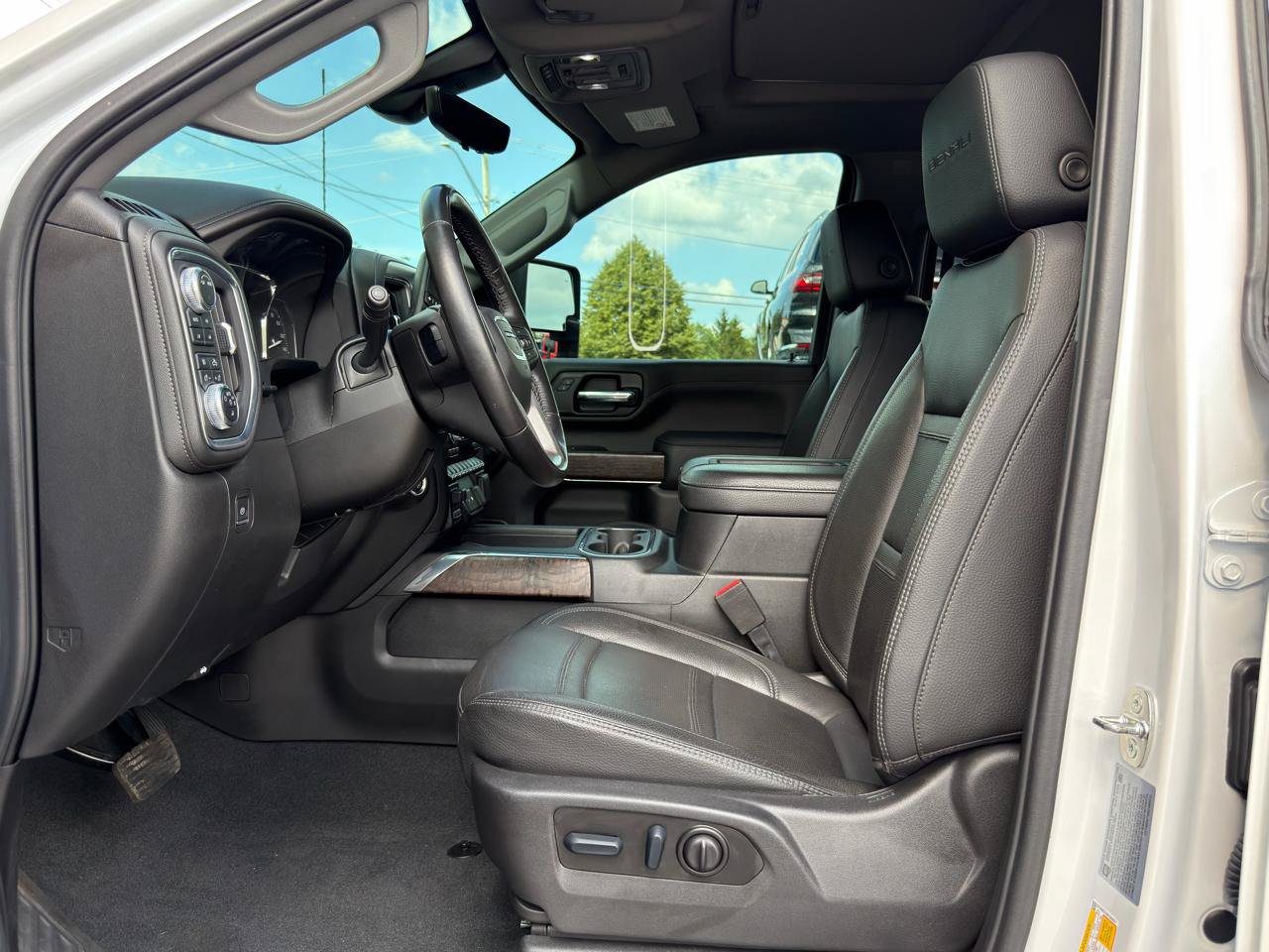 Used 2022 GMC Sierra 2500 Denali w/ Denali Ultimate Package AWD/4WD image 10