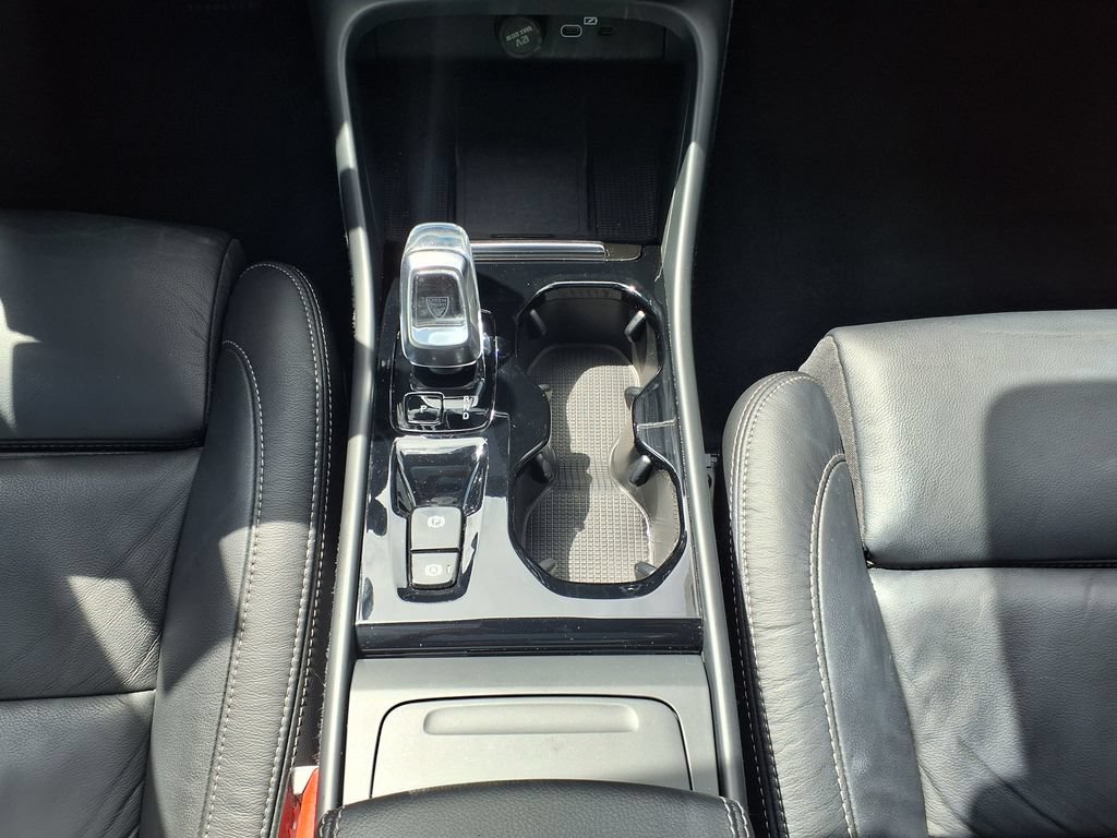 Certified 2023 Volvo XC40 B5 Ultimate w/ Protection Package Premier AWD/4WD image 30
