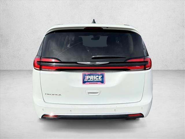 Used 2024 Chrysler Pacifica Touring-L image 6