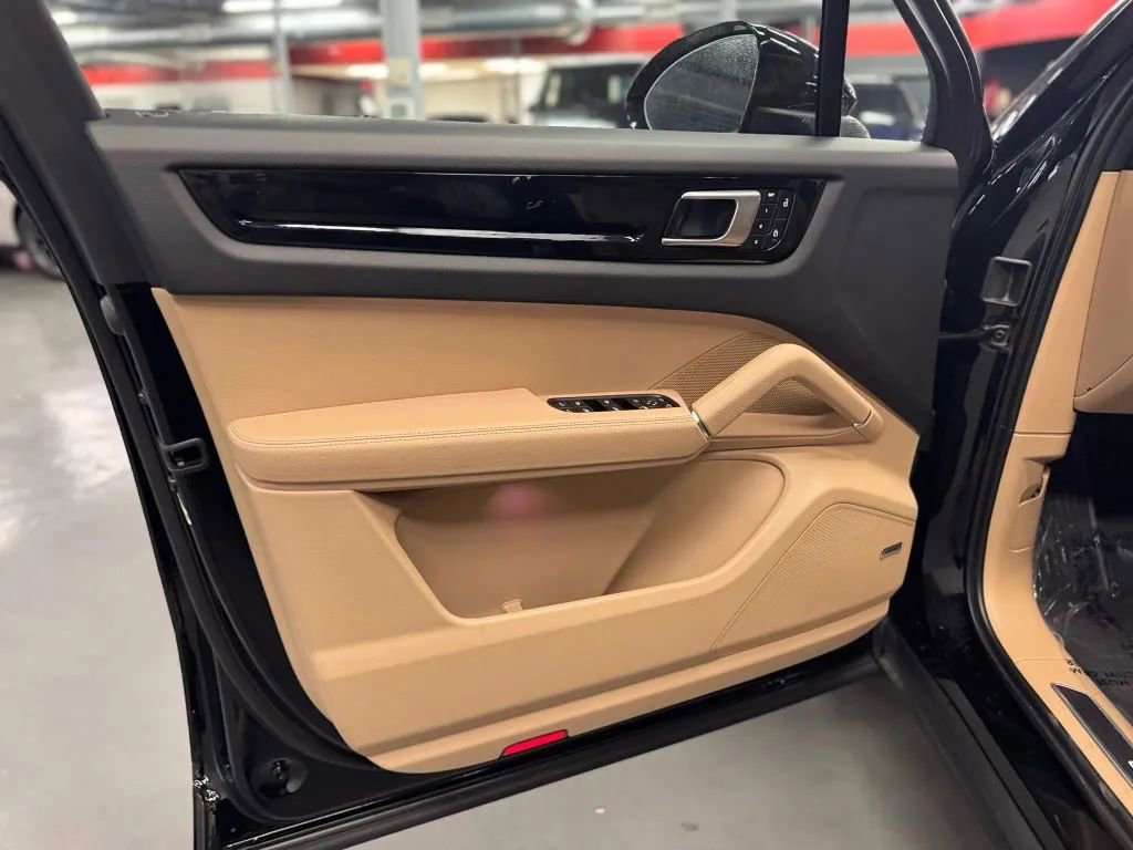 Used 2023 Porsche Cayenne w/ Premium Package image 13