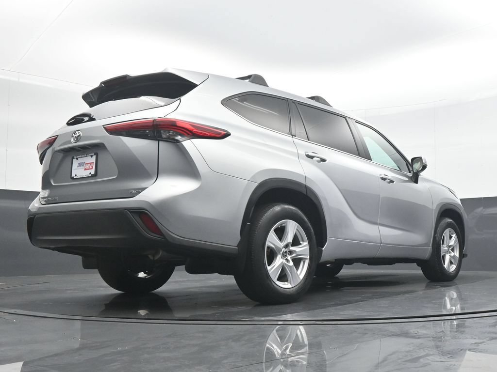 Used 2022 Toyota Highlander L AWD/4WD image 32
