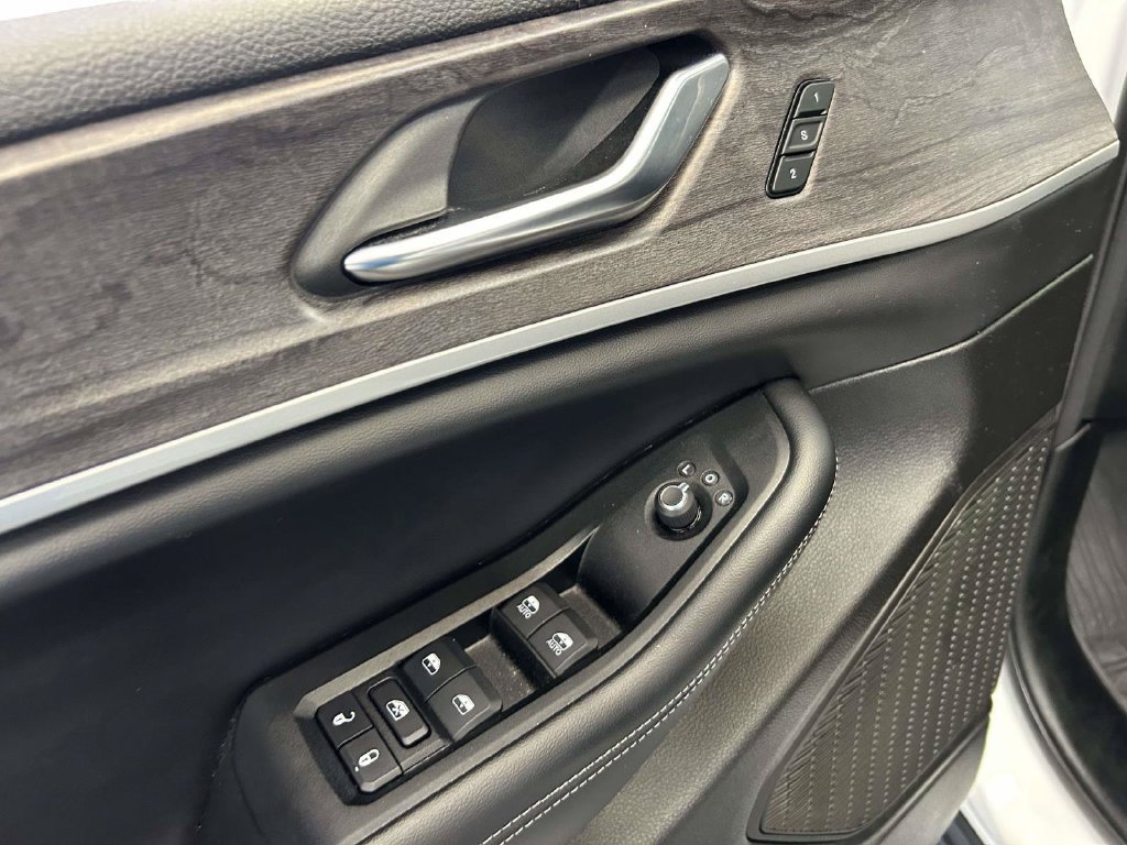 Used 2024 Jeep Grand Cherokee Limited AWD/4WD image 23