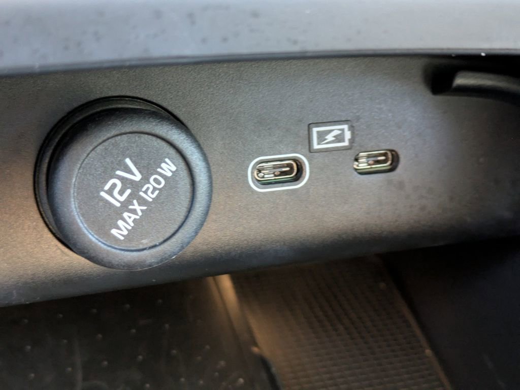 Used 2023 Volvo XC40 B5 Plus image 20